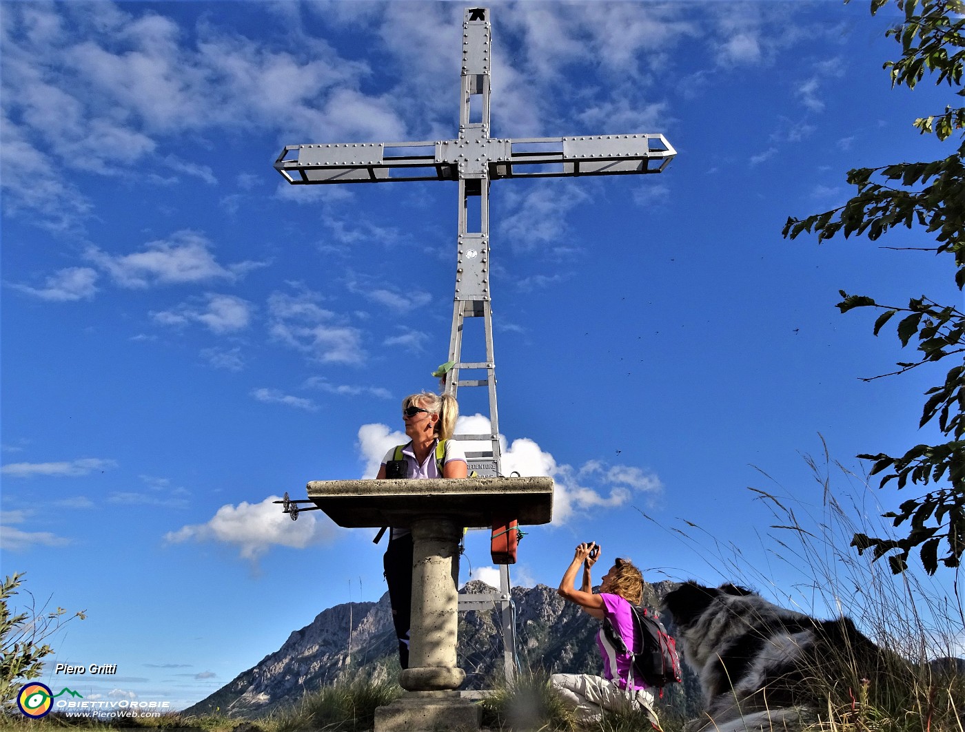 40 Alla croce del Monte Castello (1425 m).JPG -                                